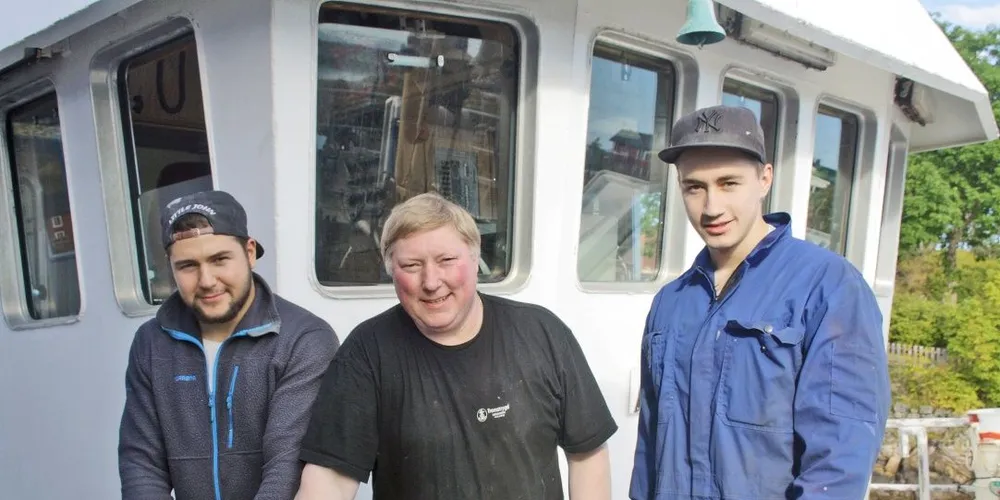 Om bord på «Årviksand» er alt klart til høstsesongen. Fra venstre John L. Sørensen, hovedreder Yngve Sørensen, og Nikolai Sørensen. Foto: Frank Einar Iversen