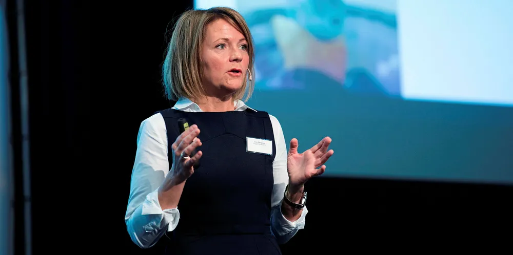 Line Ellingsen forteller at dødeligheten så langt er 500–1000 laks per merd.