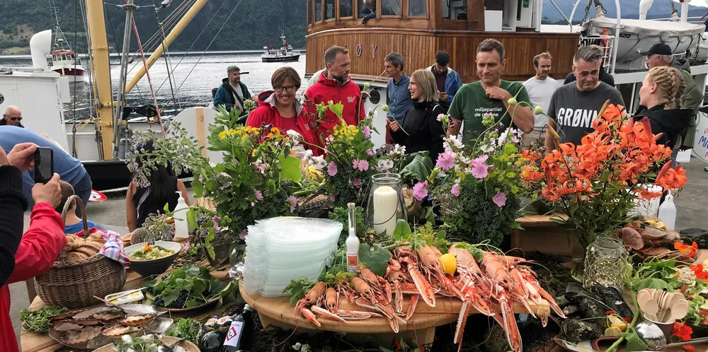 Sjømatnæringen har gjort en fantastisk innsats med å bygge omdømme og marked rundt i verden, men mye tyder på at hjemmemarkedet og våre egne politikere dessverre ikke er høyt nok prioritert. Bildet er fra Vevring, sjømat fra Førdefjorden.