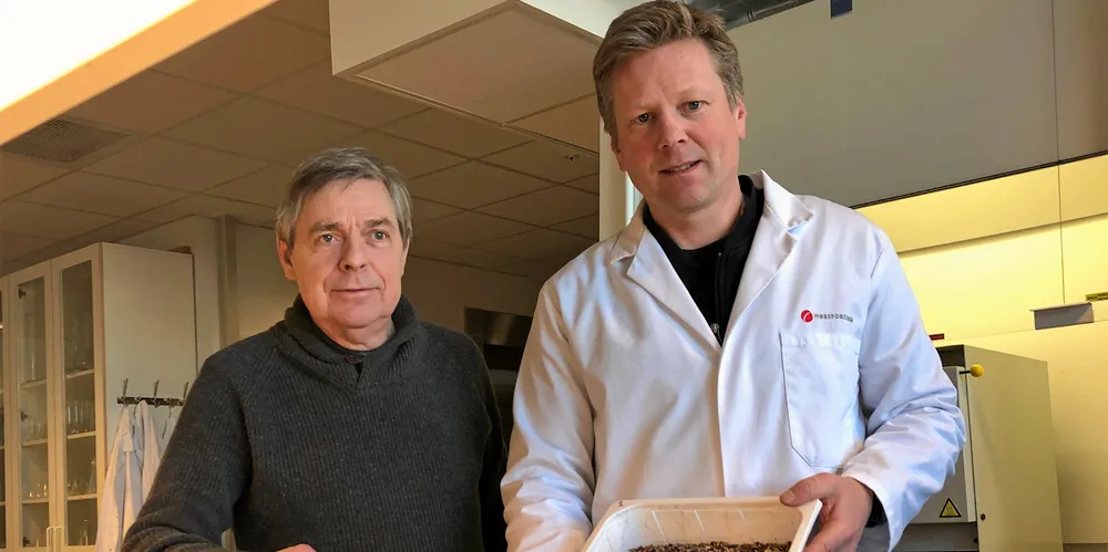 Møreforsking har en målsettingen om at krabbeskall, som i dag kun er et avfall i Norge, på sikt kan bli en viktig ressurs til høyverdige stoffer som kan komme til nytte innen et stort spekter av bruksområder. T.v. Arne Ragnar Ørstavik, Hitra Chitosan as T.h. Ola Ween, Møreforsking
