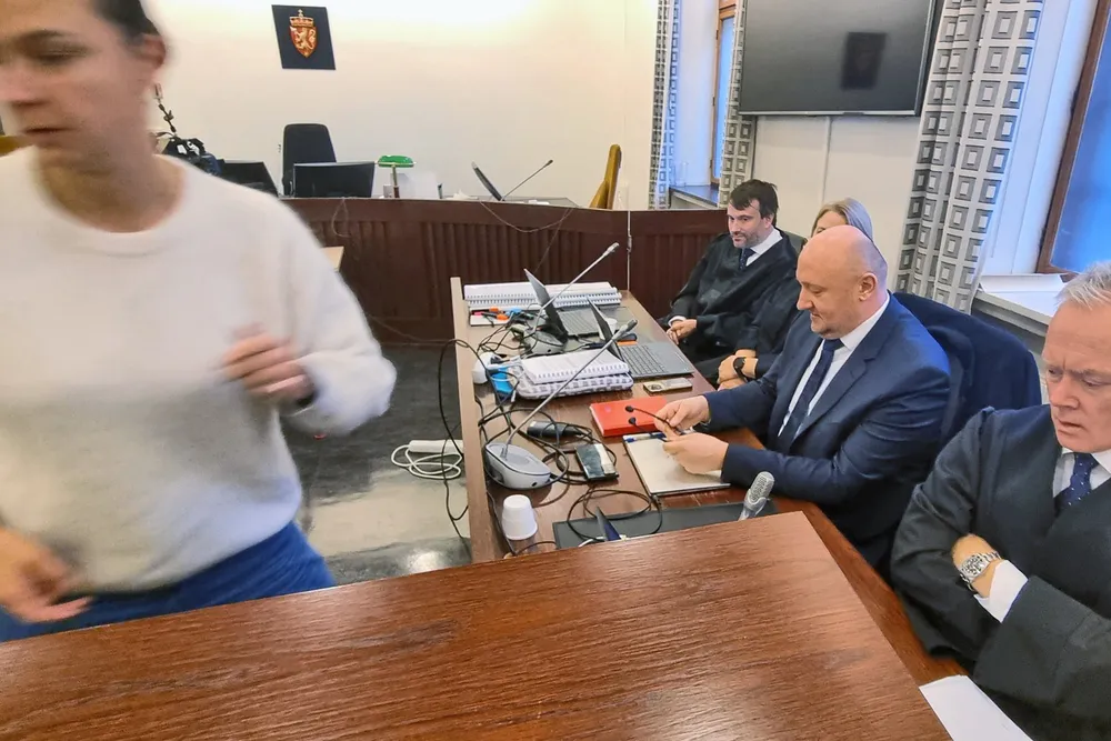Bilde fra første runde i tingretten. Tidligere styreformann Tomislav Debeljak ved Kleven verft sitter som nummer to fra høyre. Han ble dømt til å betale 120 millioner kroner til kreditorene i lagmannsretten, men bostyret har slitt med å få tak i pengene.