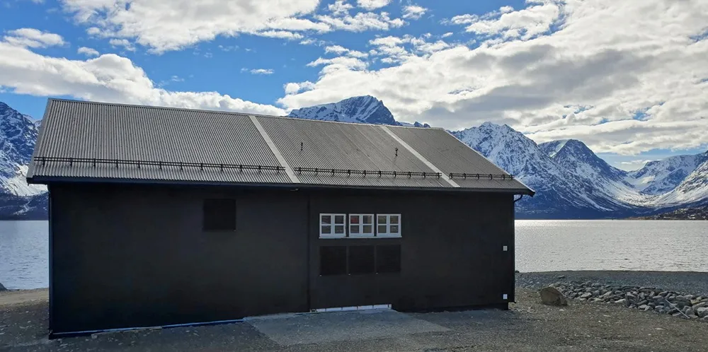 Ritaelva småkraftverk i Tromsø er klar til produksjon. Småkraftgiganten Småkraft har tro på høyere strømpriser i Nord-Norge framover.