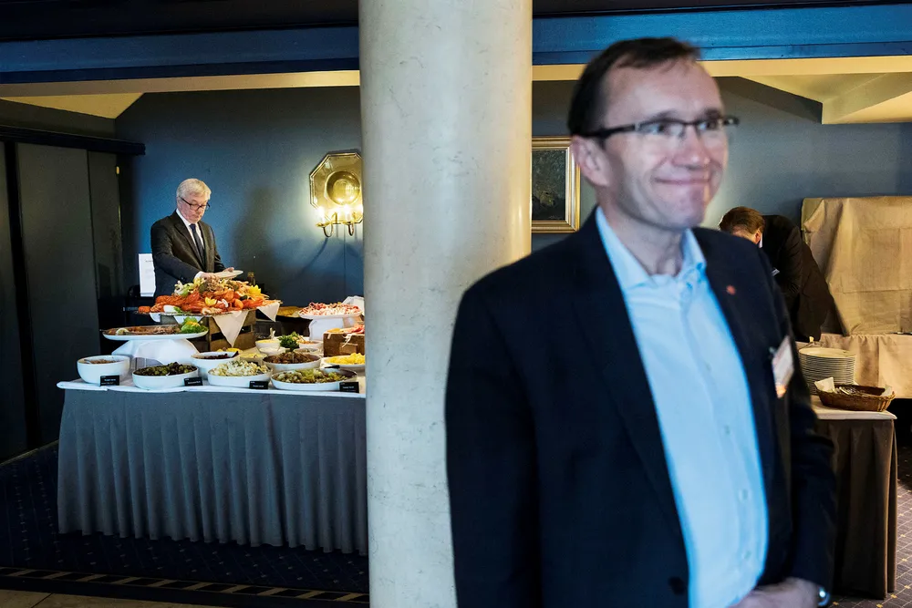 – Dette var svært overraskende. Det er i strid med det Ap har sagt, og sår alvorlig usikkerhet, sier administrerende direktør Karl Eirik Schjøtt-Pedersen i Norsk olje og gass. Her forsyner han seg under en pause på oljekonferansen i Sandefjord 2017. Espen Barth Eide i forgrunnen.