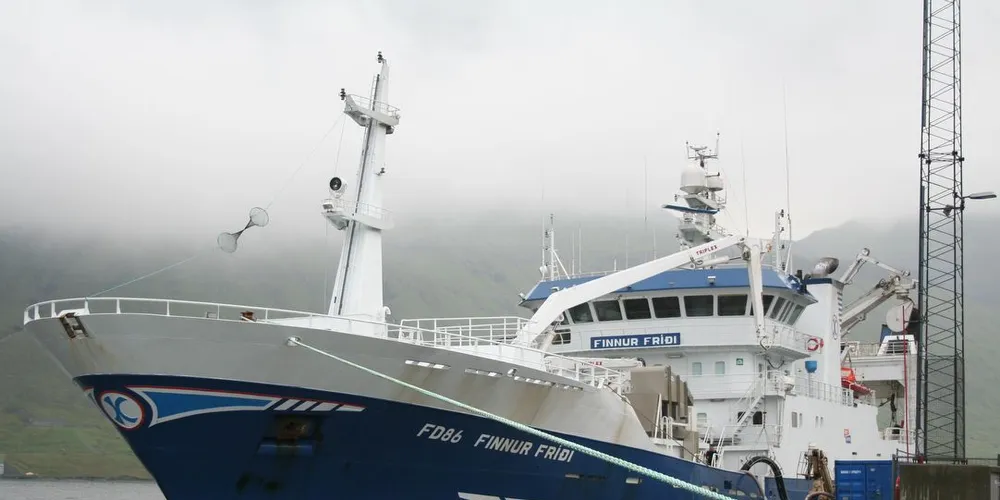 Færøyske "Finnur Fridi" losser makrellfangst i Selje, Nordfjord. Foto: Bjørn Tore Forberg