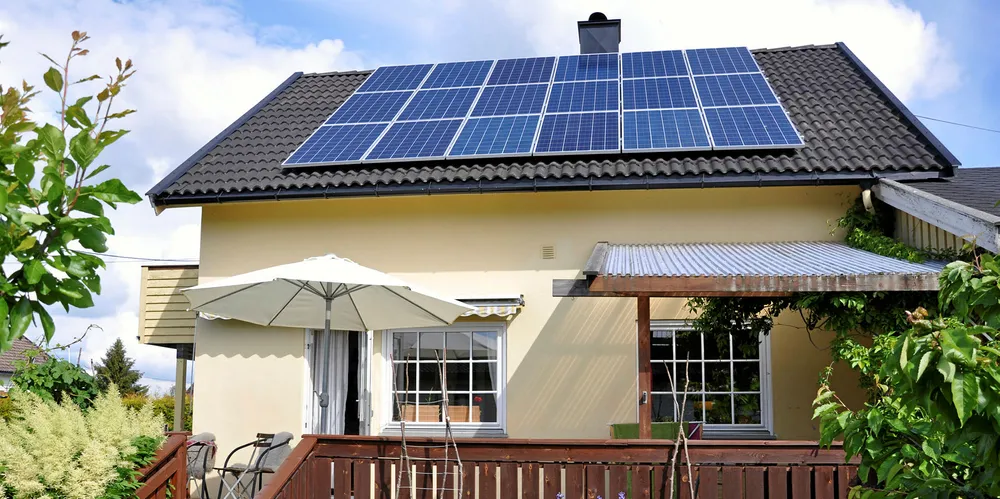 Støtten til solceller og andre energitiltak blir likevel ikke redusert 1.juli. Endringene utsettes til januar 2021.