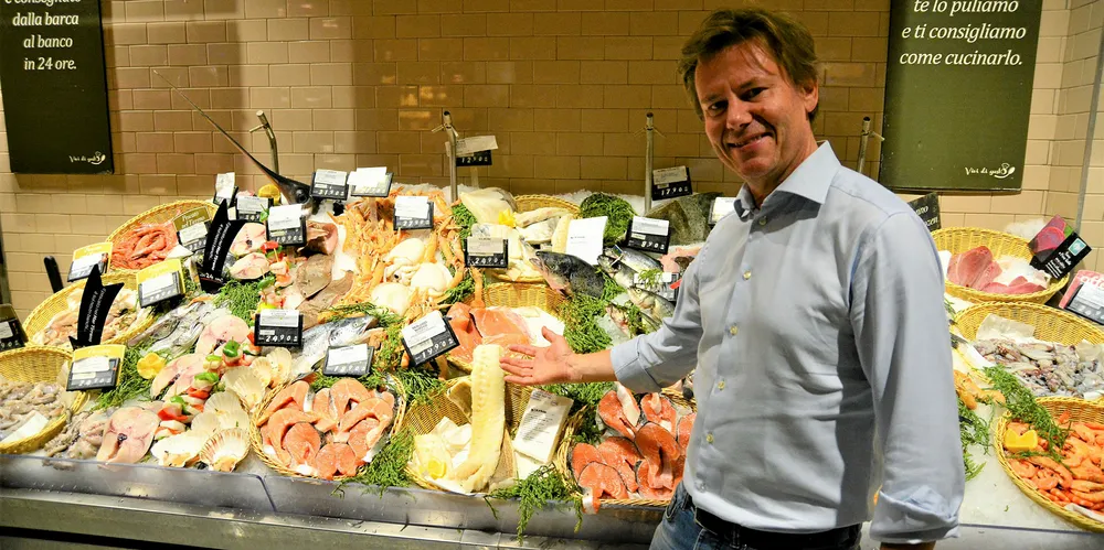Fiskeriutsending Trym Eidem Gundersen og norsk laks i italiensk dagligvare. ArkivFoto: Susy Mezanotte