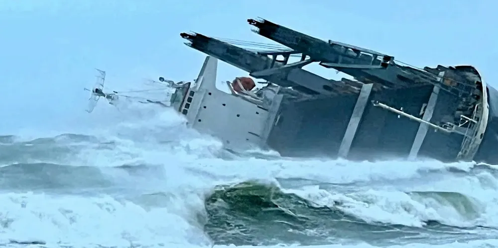 The Ultrabulk-contolled multipurpose ship Ultra Galaxy is grounded on a beach on South Africa’s coast.