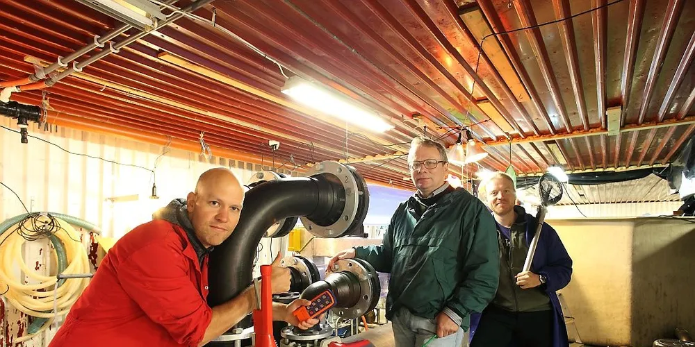 Nofimaforskerne Sven Martin Jørgensen (t.v.), Aleksei Krasnov og Gerrit Timmerhausi trener lakseyngel og -smolt som var de på toppidrettsnivå. Alle foto: Nofima