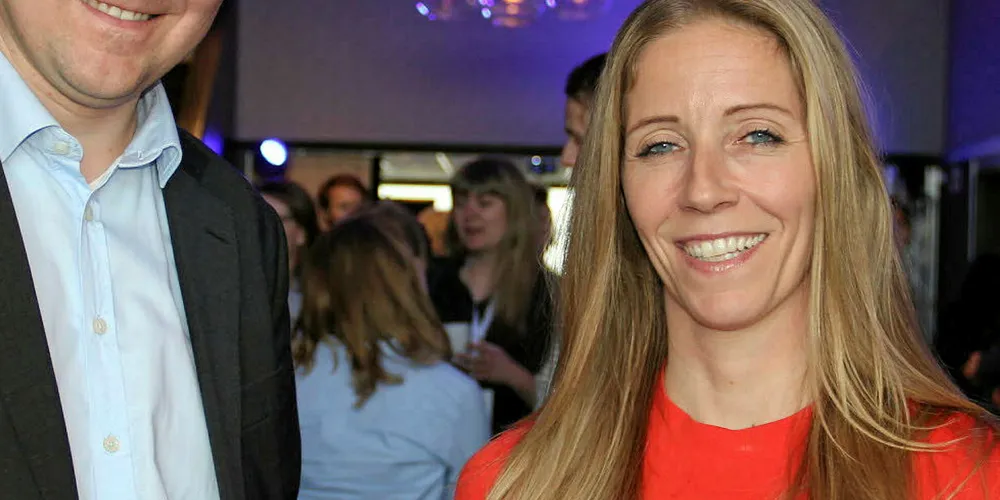 Administrerende direktør Vegar Johansen i Sintef Ocean (t.v.) og Nina Jensen, daglig leder for Rev Ocean skal jobbe sammen om kritiske problemer for havet.