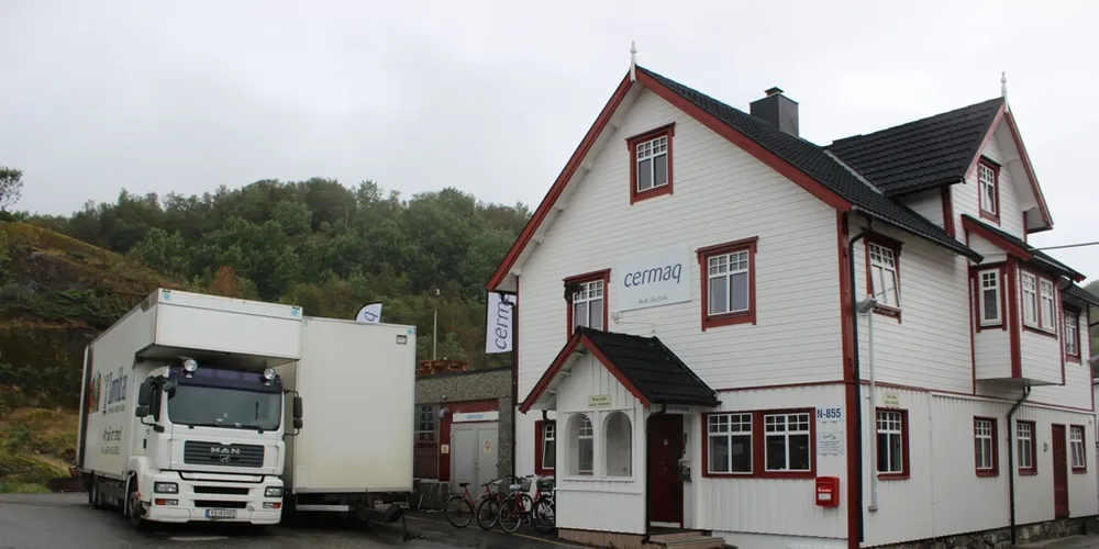 Cermaq-slakteriet i Skutvik, Nordland. I forgrunnen ser vi en lastebil fra Løvold som leverer kasser.