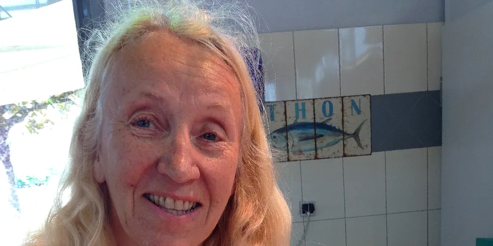 Brit Hjeltnes nyter sommeren på en øy på sydvestkysten av Frankrike. Her ligger gjerne rød mulle på grillen.