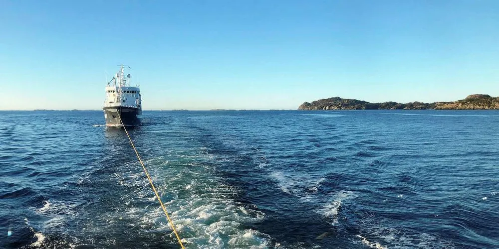 KV «Bergen» slepte «Kristine Bonnevie» til Sletta utanfor Haugesund. Redningsskøyta «Bergen Kreds» tok dei vidare til verkstaden på Rubbestadneset på Bømlo.Foto: Redningsselskapet
