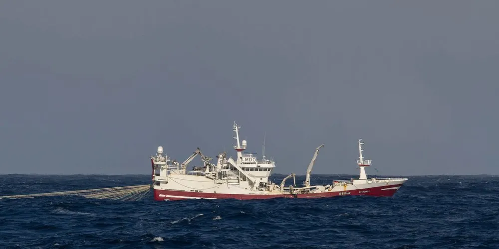 «Storeknut» kom over stor sild sørvest i havet for Røst onsdag. Her er båten på fiske i internasjonal sone ved en annen anledning. Arkivfoto: Eivind Sævik.