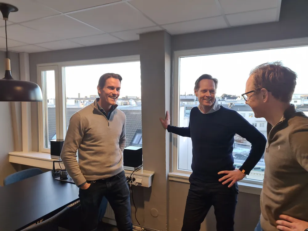 Hawk Infinity Software-sjef Joakim Karlsen (venstre) sammen med gründer og styreleder Johan Michselen (midten).
