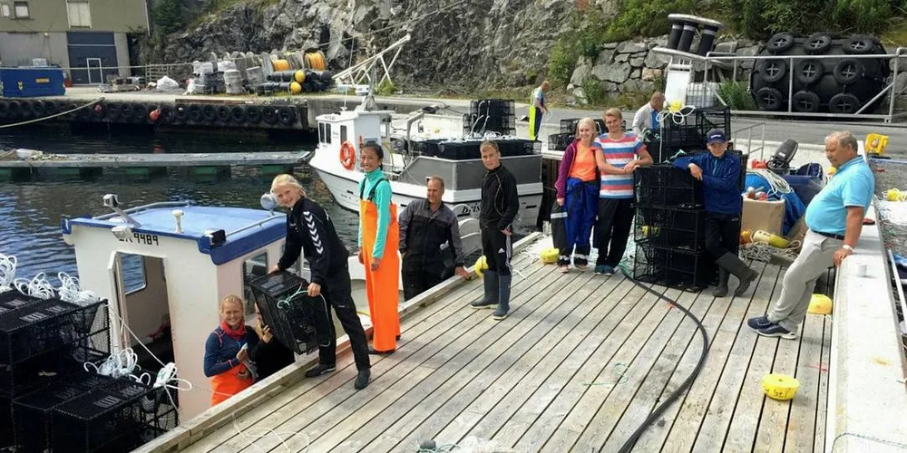Leppefiske er en populær sommerjobb på Austevoll. Monica Østervold har skrevet et dikt om dette sommerfisket.Foto: Monica Østervold