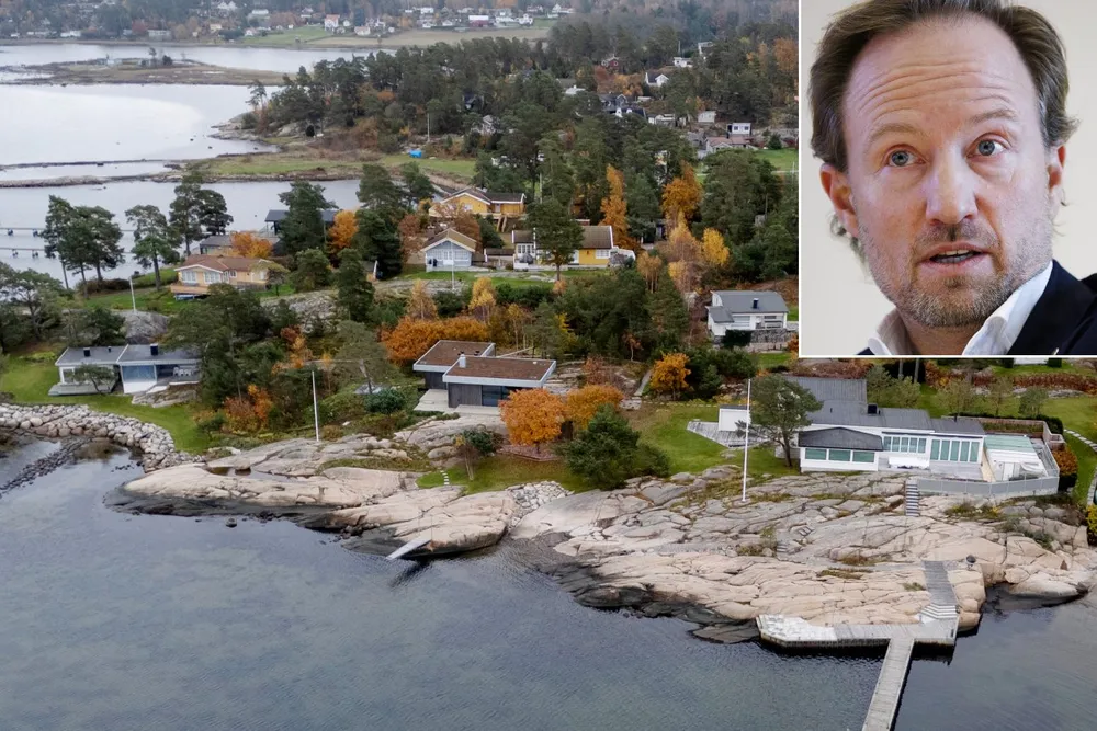 Den Sveits-bosatte milliardæren Christian Sinding eier de tre hyttene i forkant av bildet, på Skjæløy i Fredrikstad kommune. Arbeider på eiendommen har utløst en større politietterforskning.
