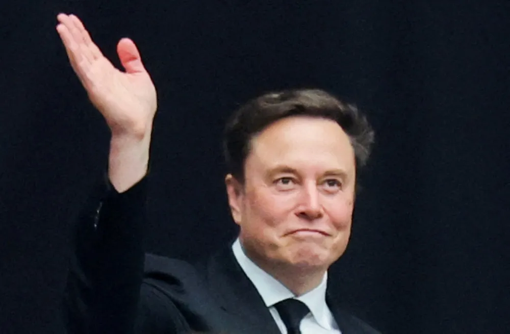 Mandag ber styret aksjonærene om å støtte en foreslått lønnspakke til toppsjef Elon Musk. Samtidig stiger flere tekselskaper, inkludert Musks eget selskap.