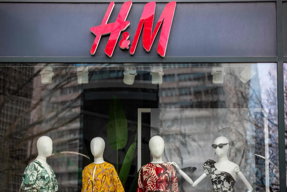 H&M har fått kritikk for mulig dumping av innsamlede klær, skriver artikkelforfatterne.