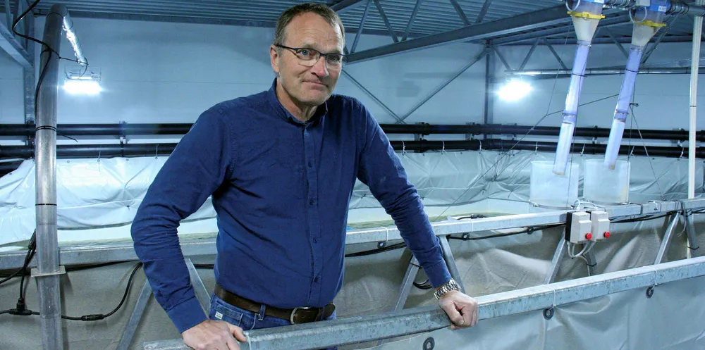 Dagleg leiar Jakob Drivenes og resten av dei tilsette i Hardingsmolt, har produsert fisk samstundes som anlegget er bygd ut. Neste år er målet å passere 100 millionar kroner i omsetnad.