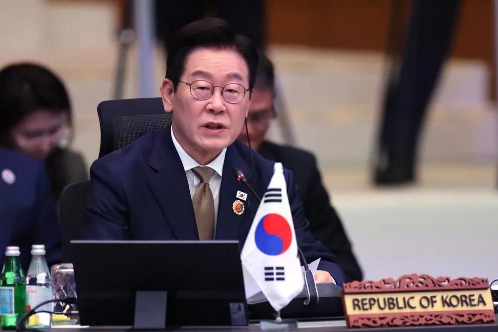 Sør-Koreas president Lee Jae Myung advarer om at landets boligmarked står «på randen av å sprekke» og kaller eiendomssektoren en «tikkende bombe». Her fra det pågående Asean-møtet i Malaysia, hvor Sør-Korea er invitert.