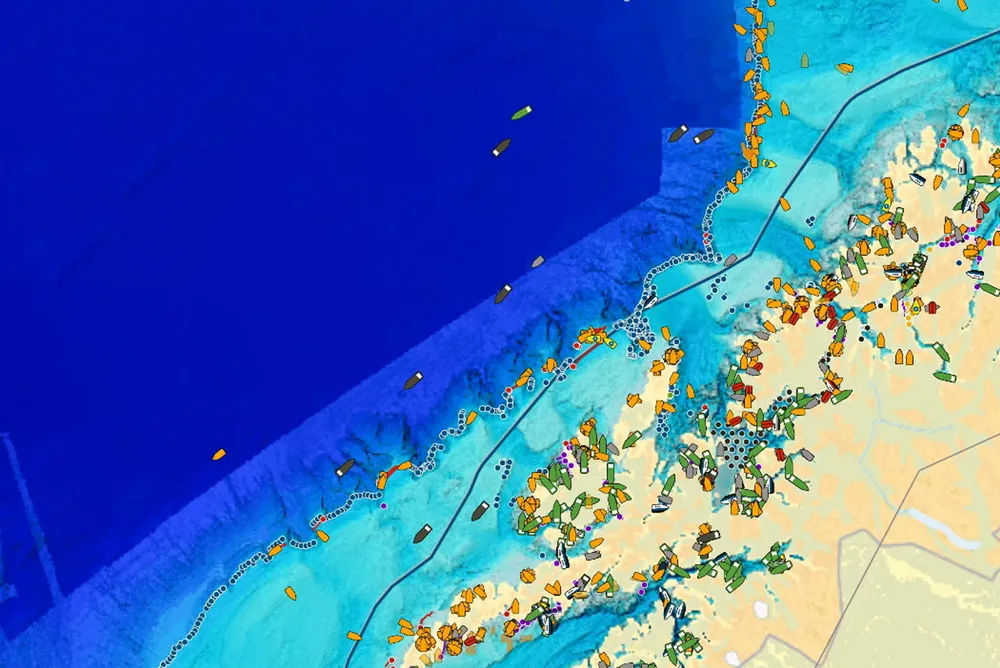 Slik så det ut på Barentswatch mandag morgen. Fra eggakanten utenfor Lofoten og videre nordøst står det tjukt med båt og bruk.