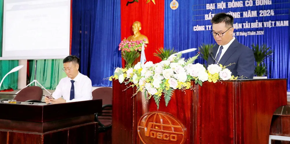 Vosco chairman Hoang Long (right) addresses the shareholder meeting.