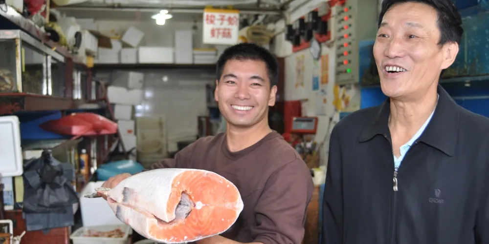 Norwegian salmon at the fishmarket in Shanghai, October 2010. (Foto: Bent-Are Jensen)