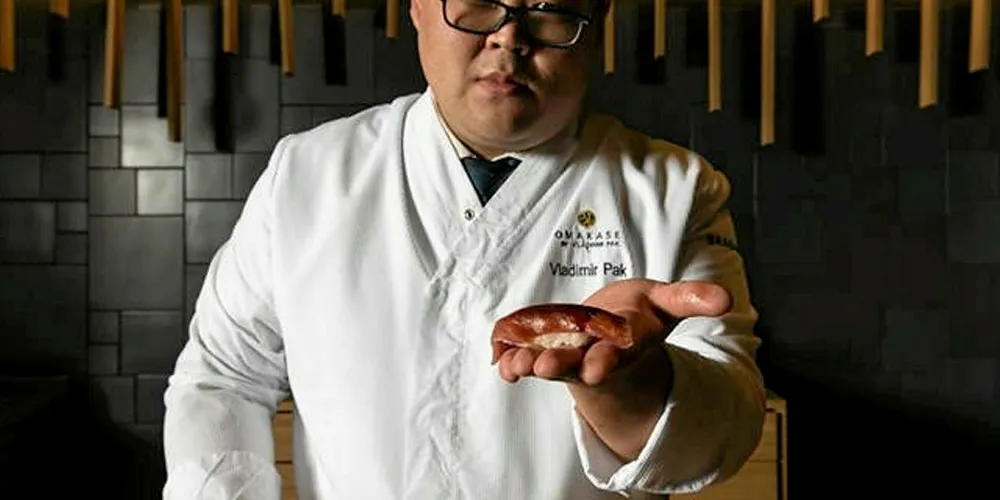 PÅ BESØK: Verdensmester i sushi, Vladimir Pak byr på delikatesser i havgapet, når han gjester Selvær i slutten av neste måned. Da blir det også åpning av et nytt ærfuglmuseum og lansering av et nytt Selvær-øl.