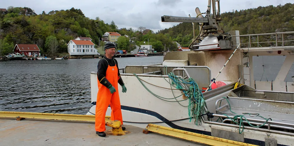 - Dorgefisket har gitt mindre fangster denne sesongen. På den beste turen har vi fått 6-7 tonn makrell, men vi vil prøve å få flere fangster ved Sirevåg, sier Gunvald Aanensen på «Skogsøyjenta» av Mandal.