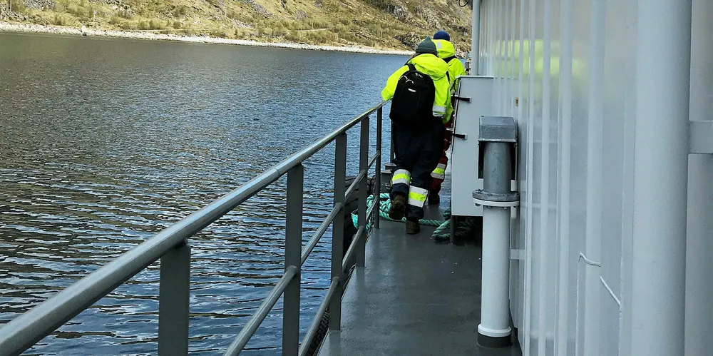 GEVINST: Et fleksibelt rekkverk kan medføre visse ulemper for de ansatte når det lastes og losses, men Arbeidstilsynets vurdering er at gevinsten ved å redusere den arbeidsmiljømessige risikoen for fall er langt høyere.