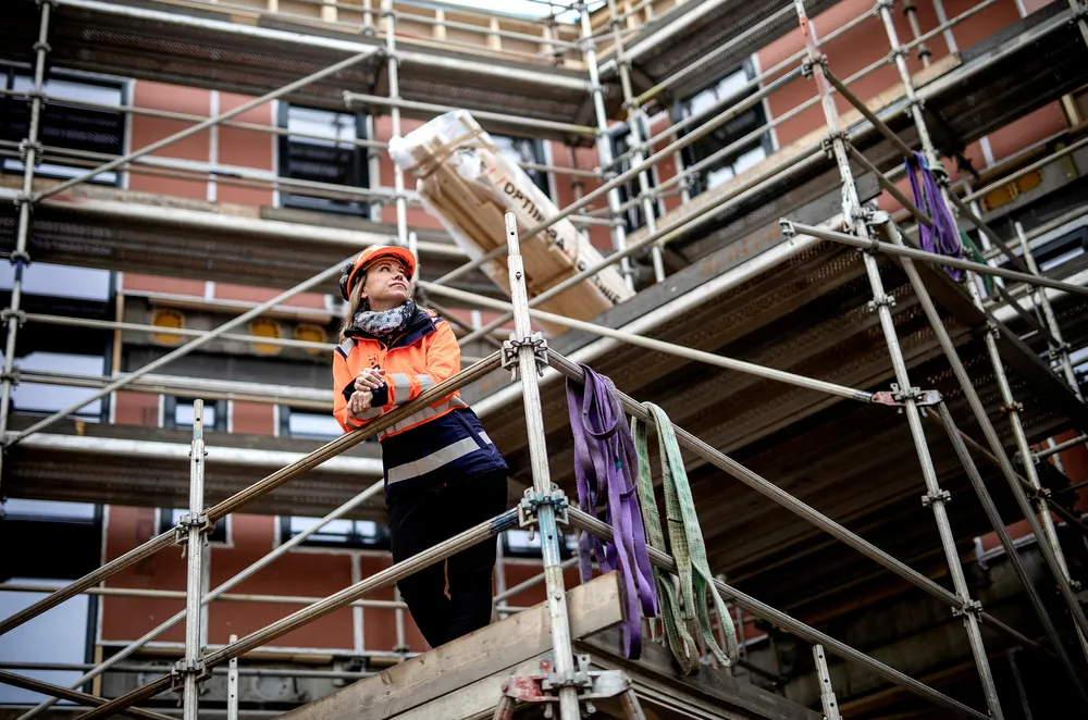 Arbeidsulykken i fjor, da en 21-åring falt 15 meter rett ned på betongen, ble en vekker for HMS-sjef Hilde Waage og entreprenørkonsernet Kruse Smith.