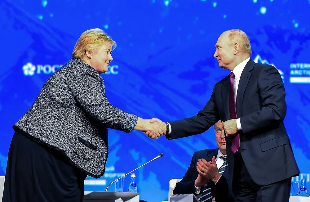 Statsminister Erna Solberg og Russlands president Vladimir Putin på Arctic Forum i St. Petersburg tirsdag.