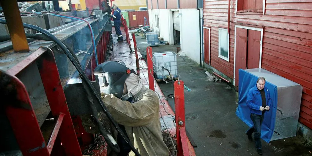SVEIS: Polske sveisere i arbeid på Florø Mekaniske Verksted (FMV). På det meste hadde selskapet 180 mann i arbeid på en rekke skipsverft.