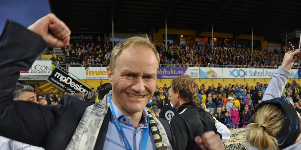 Klarte det igjen, så vidt: Daglig leder Geir Wenberg i Salten Aqua kan enn så lenge skryte av ny Guinness verdensrekord i sushi-mosaikk. (Foto: Bent-Are Jensen)