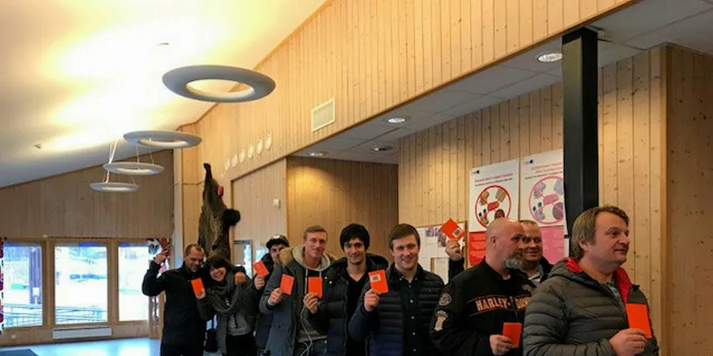 Kirkenes: Ni av mannskapet på «Remøy» er på vei hjem.Foto: Privat