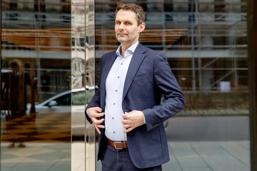 Administrerende direktør Johan Linn i Næringsbanken skylder på tidligere ansatte og svake interne rutiner for den solide tapsrekken i banken. Nå er han fast bestemt på en snuoperasjon uten mer penger fra eierne.