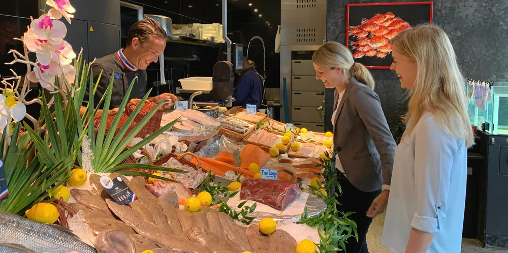 PRISFALL: Redusert omsetning i horeca har bidratt til økt salg i dagligvarehandelen. Det har imidlertid ikke vært tilstrekkelig til å kompensere for bortfallet av horeca og prisene har falt på mange produkter. Bildet er fra en fiskehandler i Paris med Sjømatrådets utsending i Frankrike, Trine Horne, og markedsrådgiver i Frankrike, Solveig Førre (t.h.).