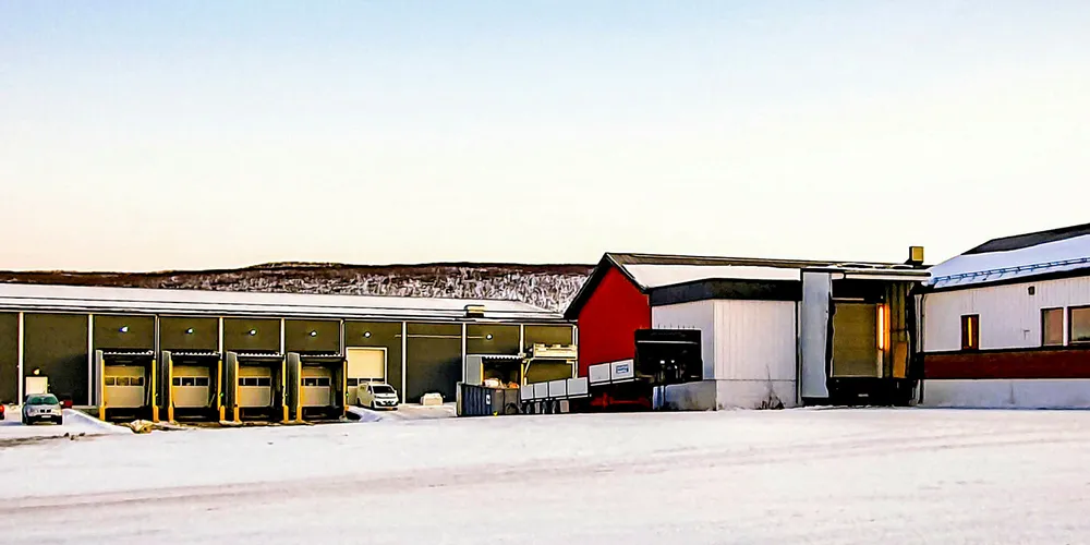 KNYTTES TIL BESLAG: Tanaterminalen ligger rett ved siden av lagerbygningen til Finnmark Rein, der politiet gjorde beslag av tre paller kongekrabbe i forrige uke.