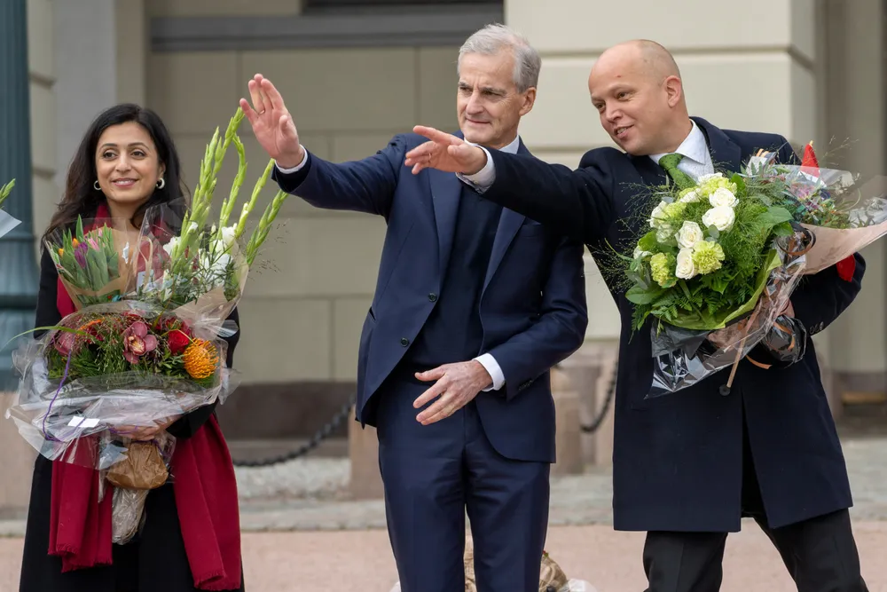Statsminister Jonas Gahr Støre (Ap) og finansminister Trygve Slagsvold Vedum (Sp), får blomster på Slottsplassen etter den nye regjeringens første statsråd på slottet. Til venstre står arbeids- og inkluderingsminister Hadia Tajik (Ap).