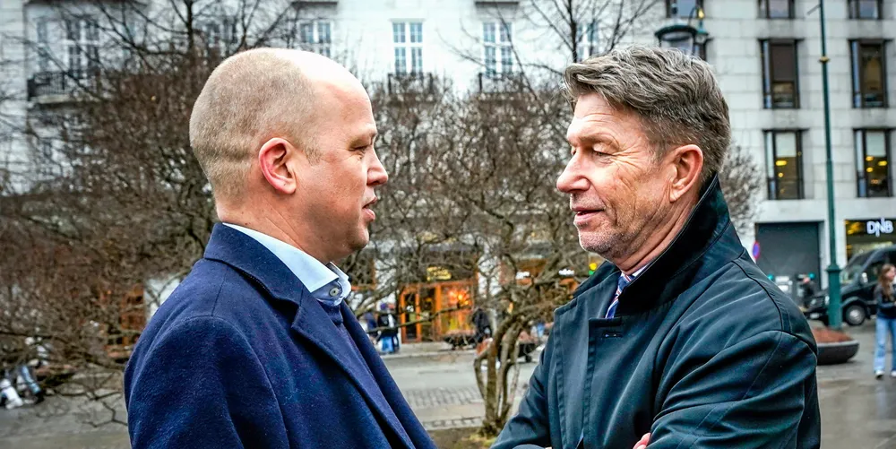 Statsrådene Trygve Slagsvold Vedum og Terje Lien Aasland får konkrete spørsmål fra stortingsrepresentanter om høyprisbidraget, men svarene tilbake er vage.