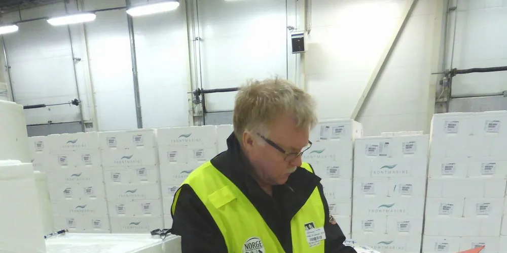 Kontrollør Kjell-Arne Pedersen går fisken i sømmene. Her fra en tidligere kontroll i Alnabru i Oslo. Foto: Skreipatruljen