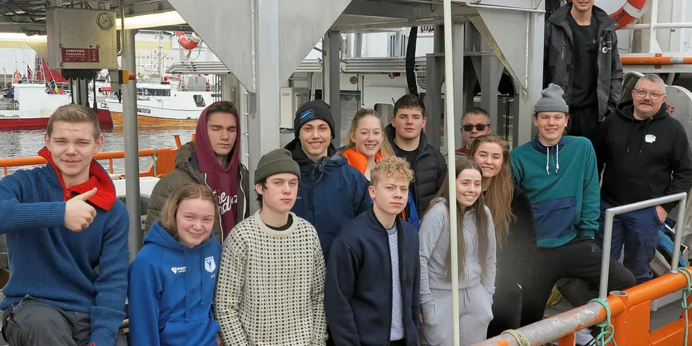 TRIVES: Skolebåten «Fru Inger» som Guri Kunna videregående skole på Frøya/Hitra bruker i undervisningen sin innen fiskeri og havbruk er i Henningsvær på lofotfiske. Fra venstre Henrik Standahl, Johanna Skarsvåg, Petter Angelvik, Henrik Hartvigsen, Odin K. Meland, Håvard Refsnes, Trine Vikan, Andrea Nordvik, Erling Spjøtvold, Anna Jørgensen, Willum Pettersen (lærer), Ole Martin Sand, Kyrre Pettersen (lærer) og Brage Melum.