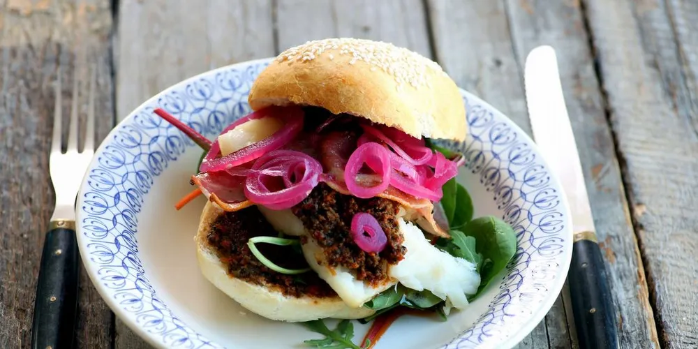 Kan det friste med en burger laget av klippfisk? Oppskriften finner du lenger ned i saken. Foto: Maison Mat og Vin 2016