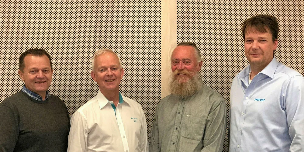 Fra venstre: Børre Waagan, avdelingsleder Selstad, Hans Petter Selstad, adm.dir. Selstad, Erling Sandøy, styreleder Preplast og Ståle Skram, daglig leder Preplast.
