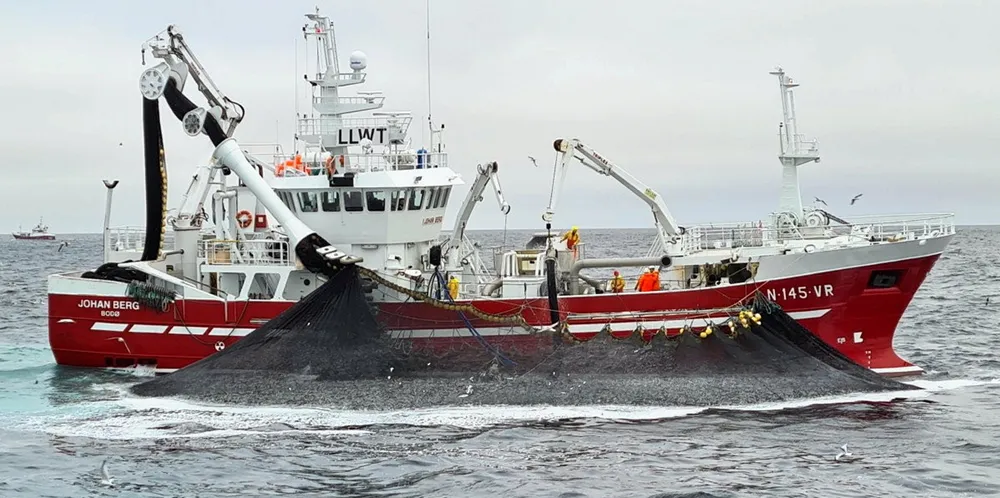 «Johan Berg», Brødrende Bergs 37,57 meter, snurrevad, er på vei for å fiske skrei utenfor Værøy.