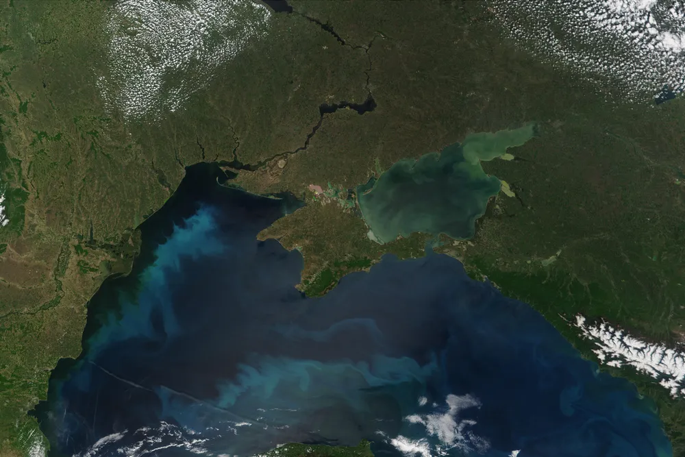 Oil spill in Russian Black Sea