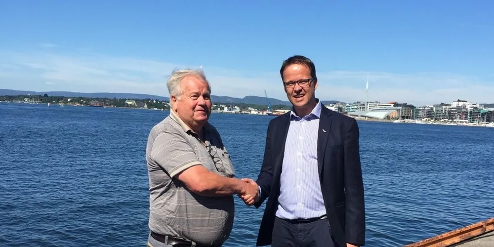 Hovedaksjonær Bjarne Erlandsen i Keco selger seg ut. Her med Sigvald Rist, administrerende direktør i oppkjøper Insula. (Foto: Insula AS)
