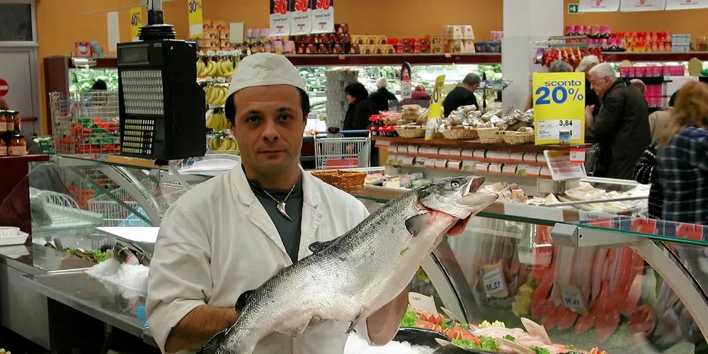 Marked: Italienske forbrukere har ikke merket så mye til prisøkningen på laks. Her fra fskedisken i en av butikkene til supermarkedkjeden Esslunga i Milano, Italia.