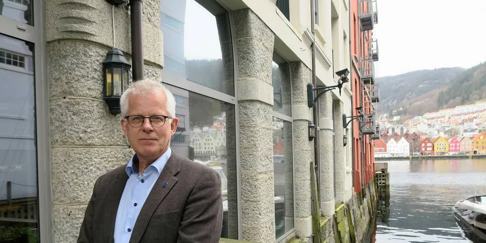 JOBBER MED LISTE: – Det er et spennende og viktig fiskeri, og det er også viktig at vi har gode leveringsavtaler mellom aktørene. Med færre fiskere regner jeg med at det er lettere for oppdretterne å ha god kontakt med dem og ha gode leveringsavtaler, sier Aksel R. Eikemo, direktør for ressursavdelingen i Fiskeridirektoratet.Foto: Kjersti Sandvik
