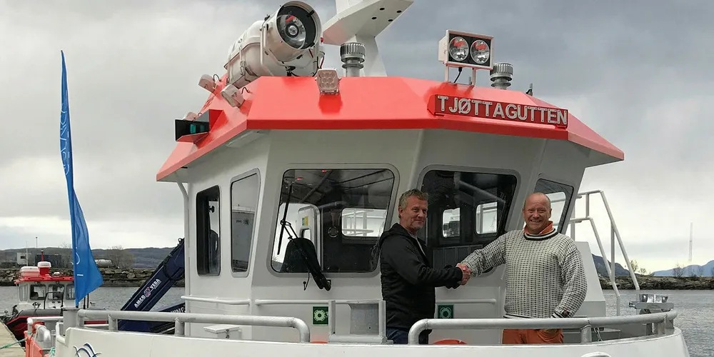 Arne Håvard Måsøy (til venstre) i Nova Sea, fikk overlevert båten fra markedssjef Greger Samuelsen i Folla Maritime i helga.
